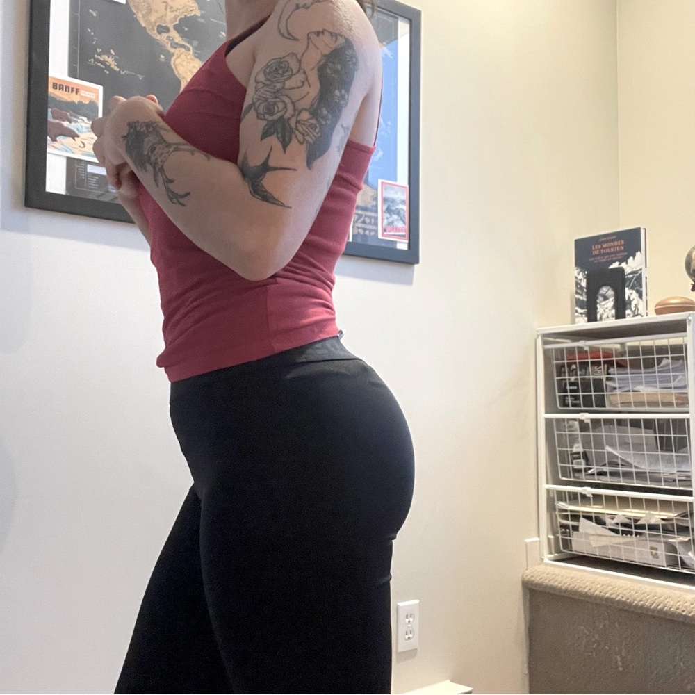 Legging Reebok size small. Help a lot to slim the legs!! Didn’t were it much.